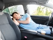 shutterstock homem dormindo no carro dormir no carro