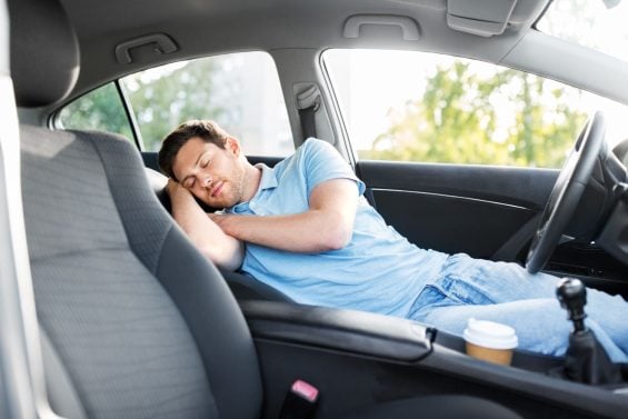 Dormir no carro parado é permitido? Dá multa? Confira o que diz a lei e quais os riscos