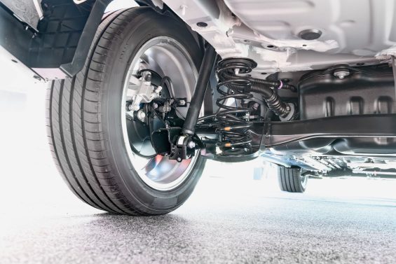 Pneus de carros elétricos duram menos, mas e os amortecedores?