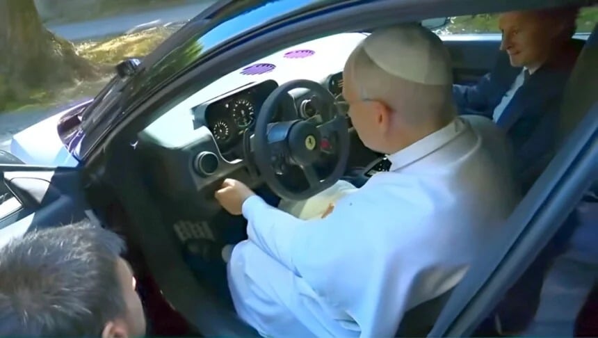 Papa Leão e Ferrari Luce (1)