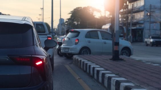Setas do carro com luzes vermelhas são permitidas? Entenda porque alguns veículos são equipados com elas