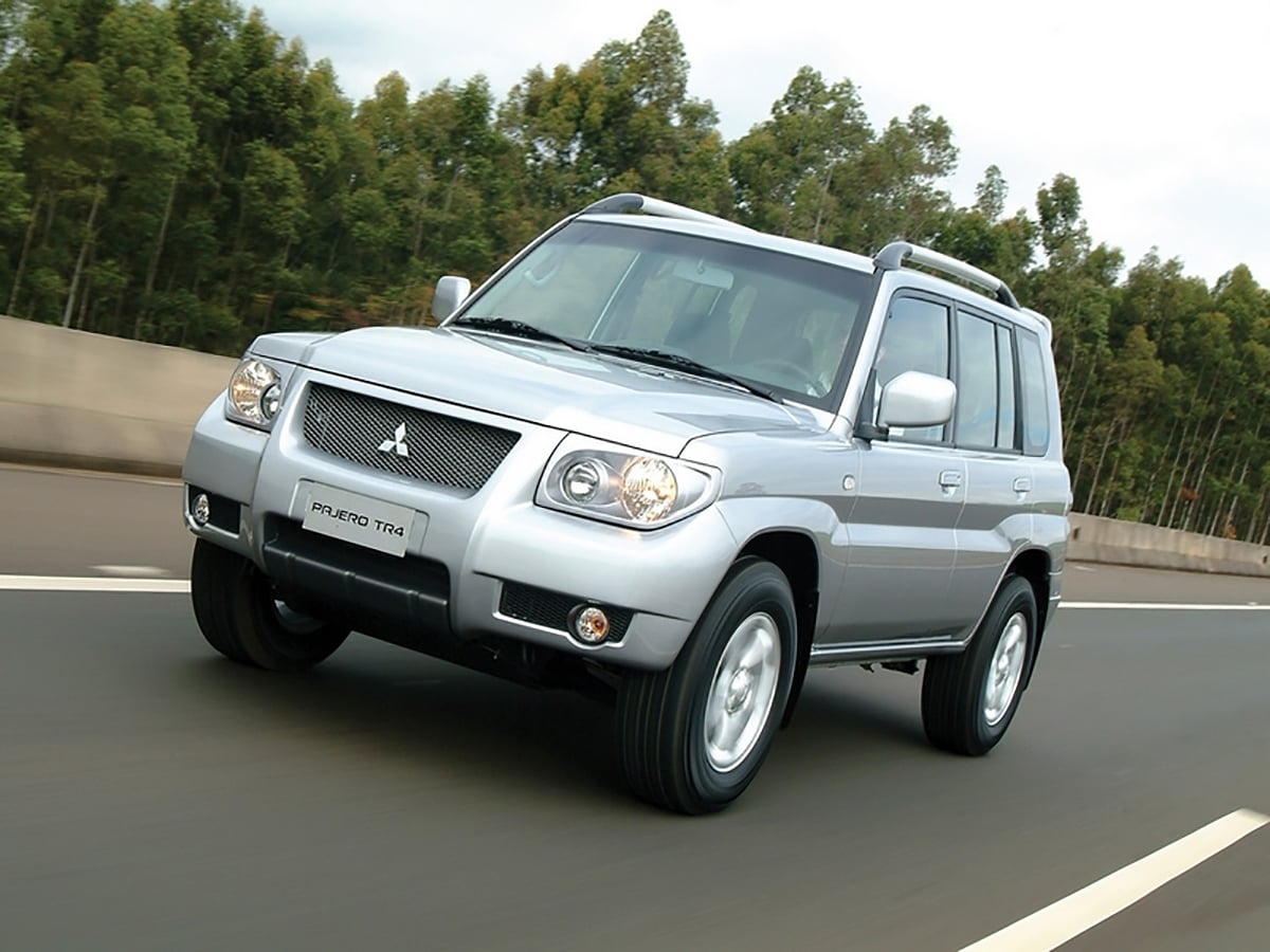 mitsubishi pajero tr4 2007 prata frente em movimento
