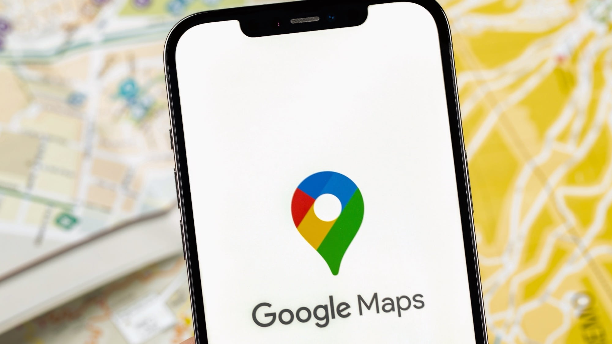 Atalho perigoso: caminhão atola em rota do Google Maps e motorista vira refém de elefantes
