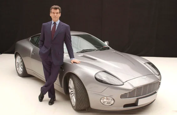 Carro de 007 virou cinzas: Pierce Brosnan perdeu Aston Martin feito à mão e sobrou apenas um detalhe