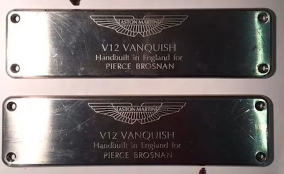Pierce Borsnan e Aston Martin Vannquish 2002 em James Bond Die Another Day inscrição