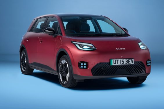 GAC Aion UT entra em pré-venda de olho em BYD Dolphin e Geely EX2