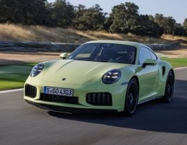PORSCHE 911 TURBO S 2026 VERDE EM MOVIMENTO