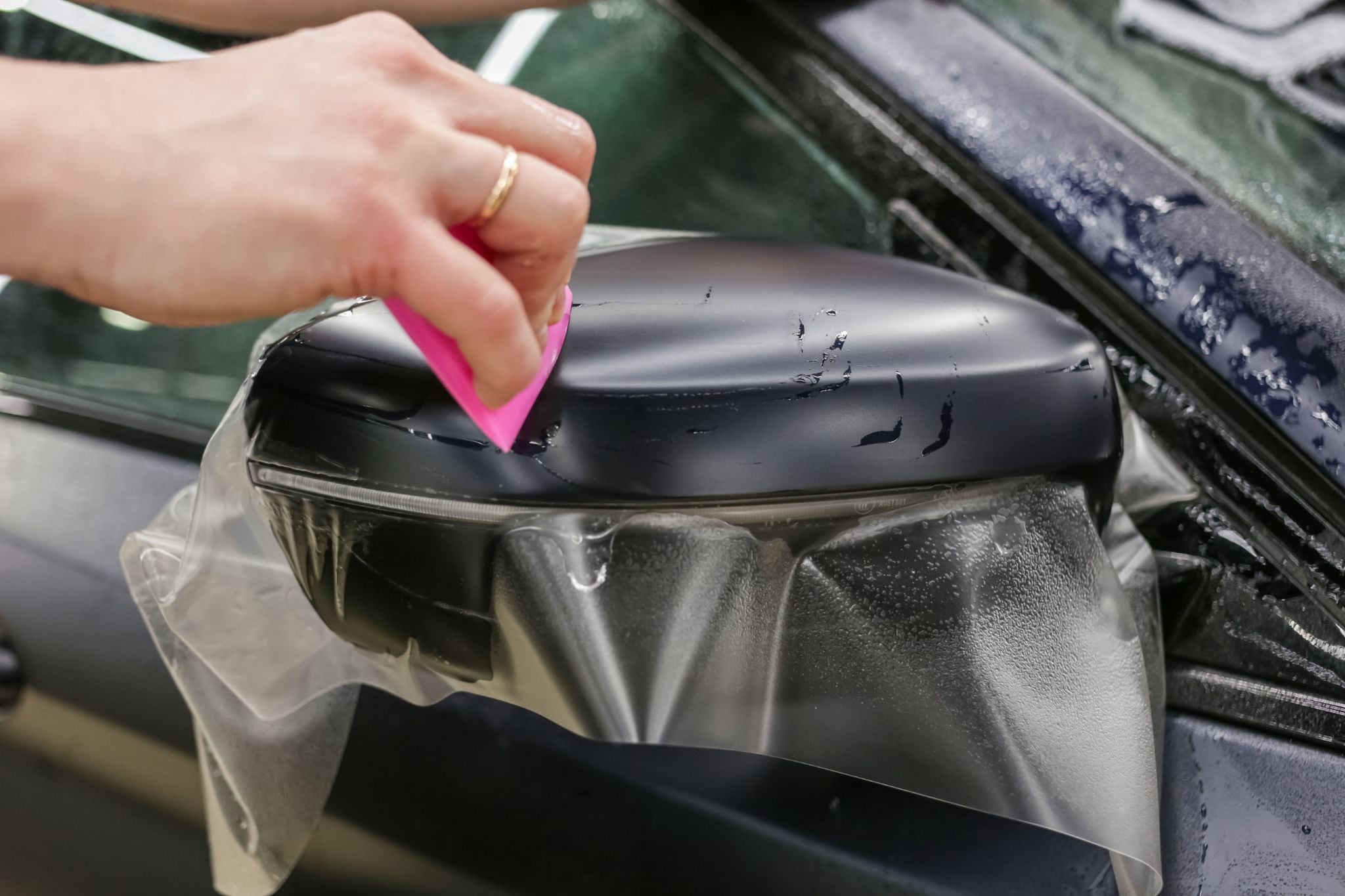 The,Process,Of,Installing,Ppf,On,The,Side,Mirror ,Car