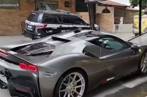 Ferrari de R 4 milhões vira caso de polícia após golpe do relógio falso ReproduçãoRecord (1)