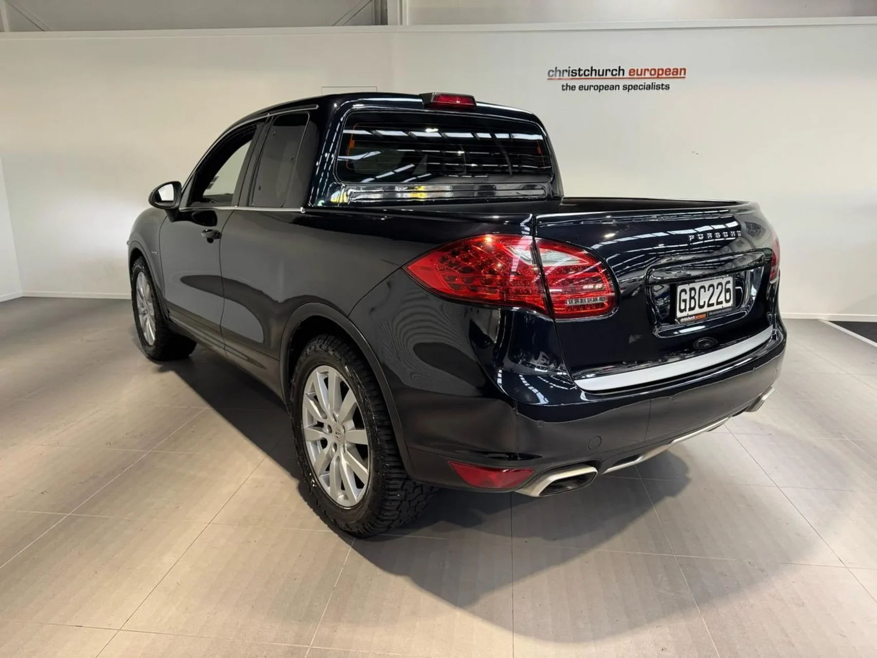 Porsche Cayenne vira picape e é colocado à venda na Nova Zelândia por R$150 mil 3