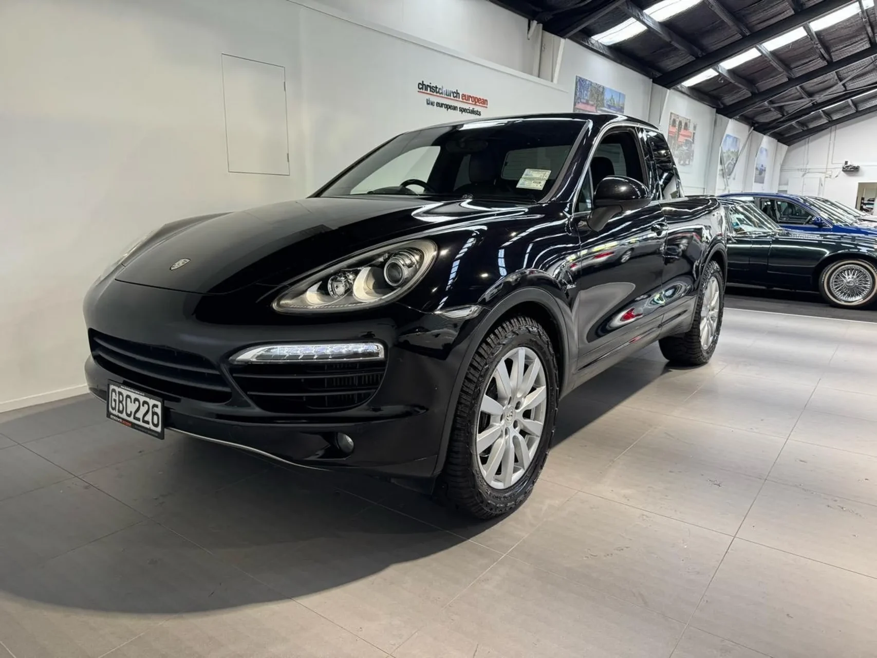 Porsche Cayenne vira picape e é colocado à venda na Nova Zelândia por R$150 mil