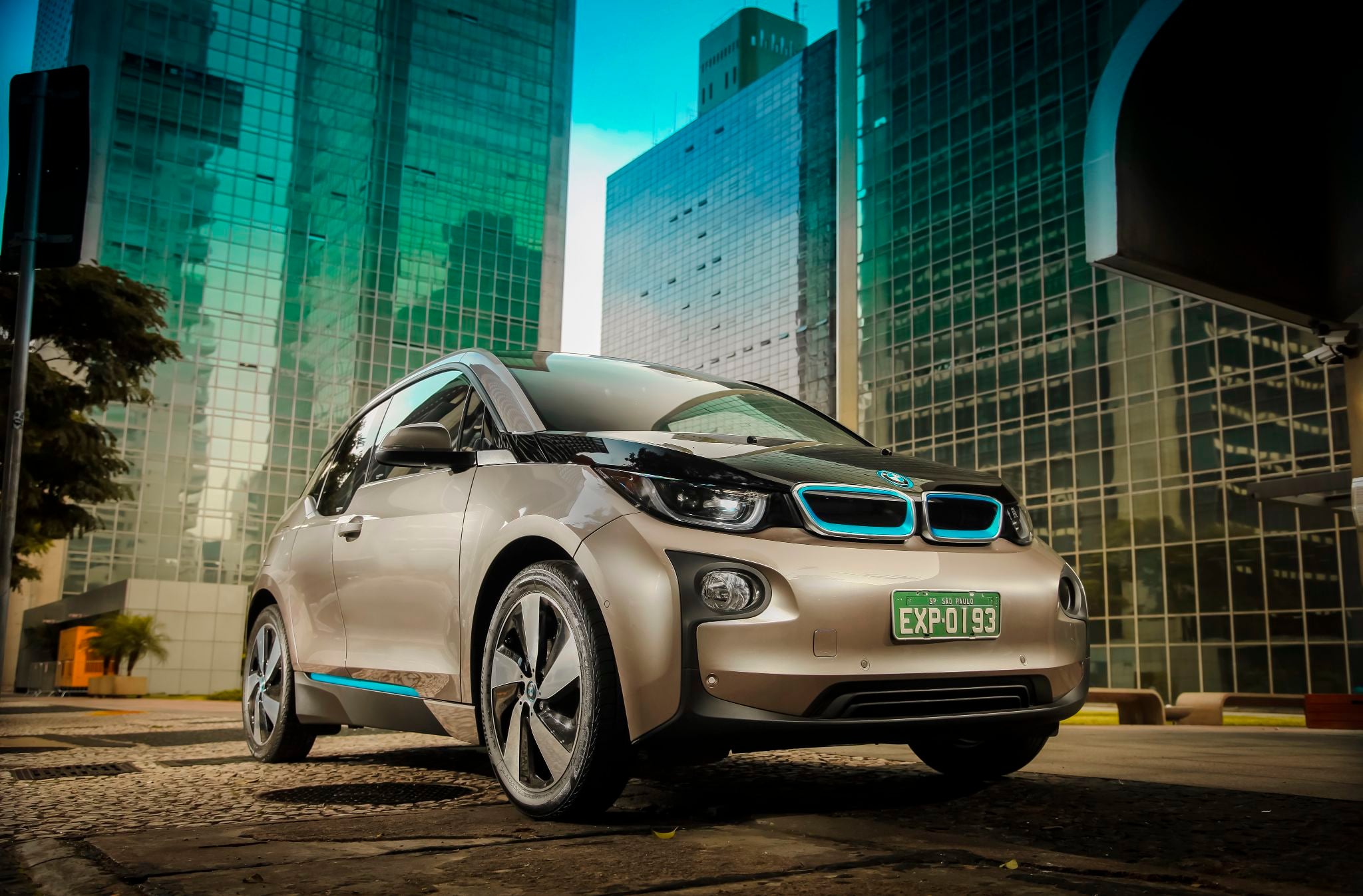 bmw i3 cinza frente parado