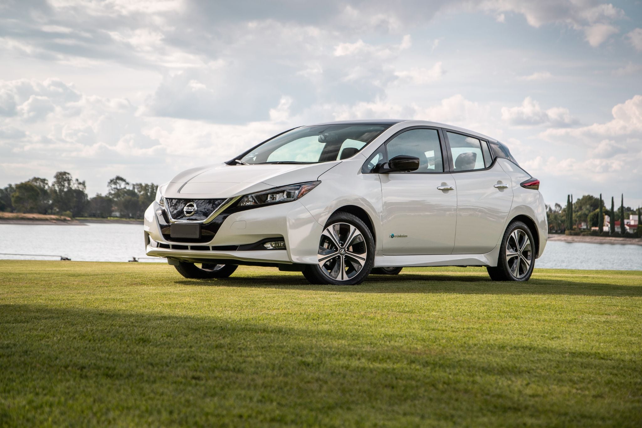 nissan leaf frente parado