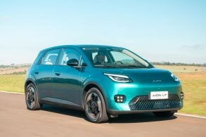 GAC Aion UT Elite Verde frente em movimento (2)
