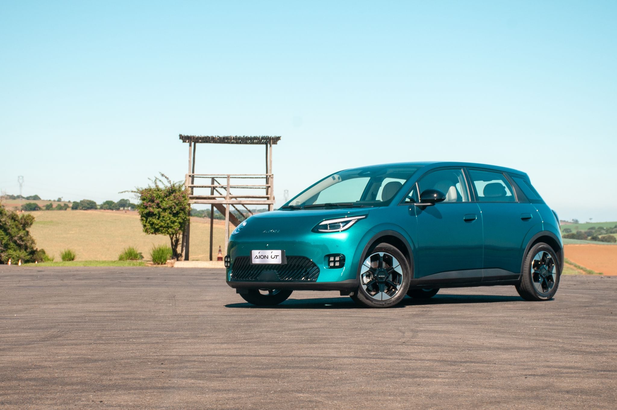 GAC Aion UT Elite Verde frente parado (2)