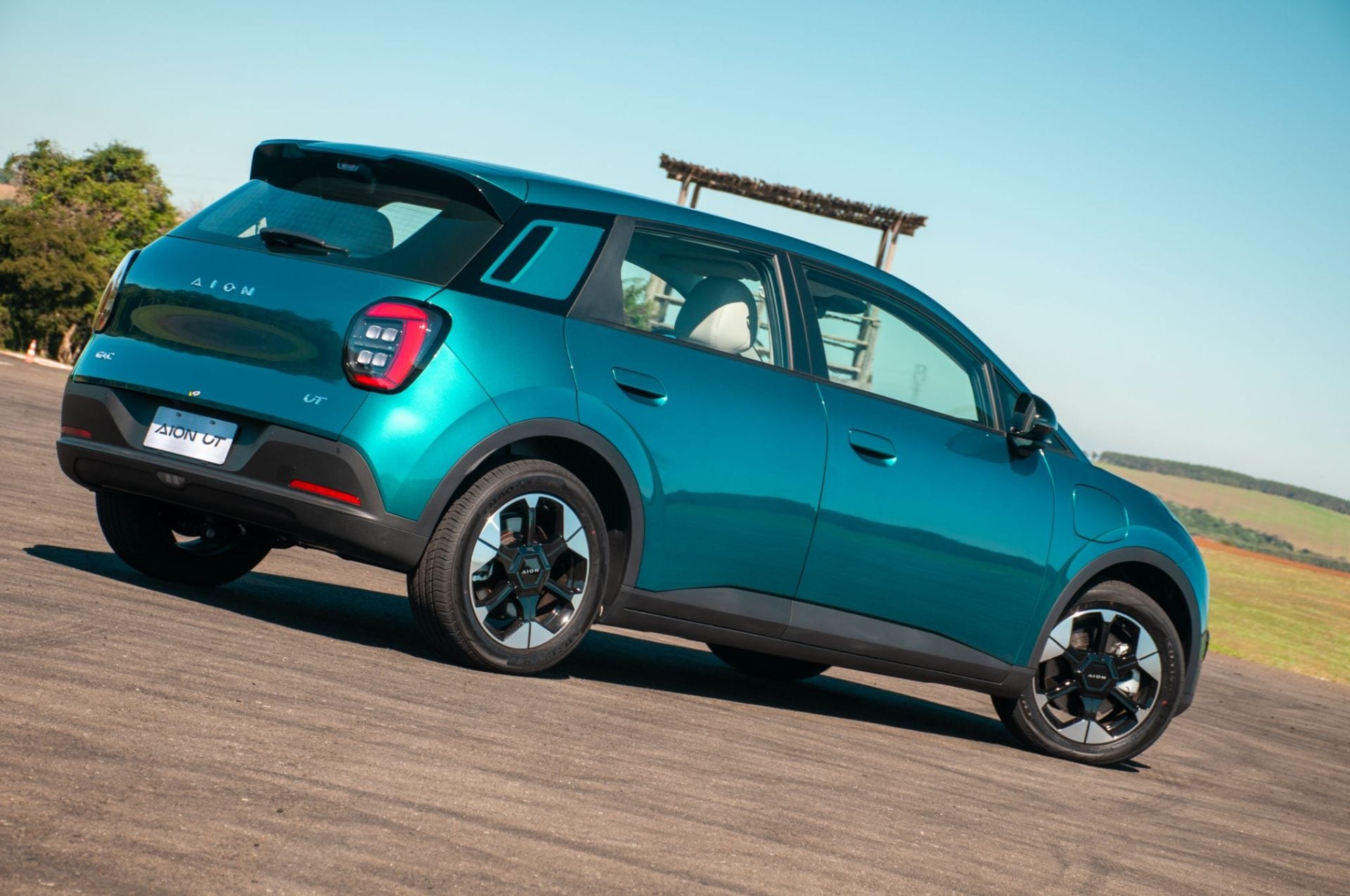 GAC Aion UT Elite Verde traseira parado