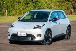 GAC Aion UT Premium branco frente parado (2)
