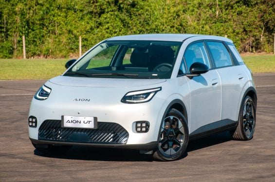 GAC Aion UT Premium branco frente parado (2)