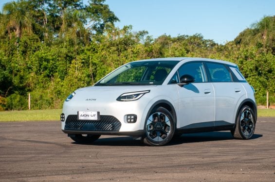 GAC Aion UT Premium branco frente parado