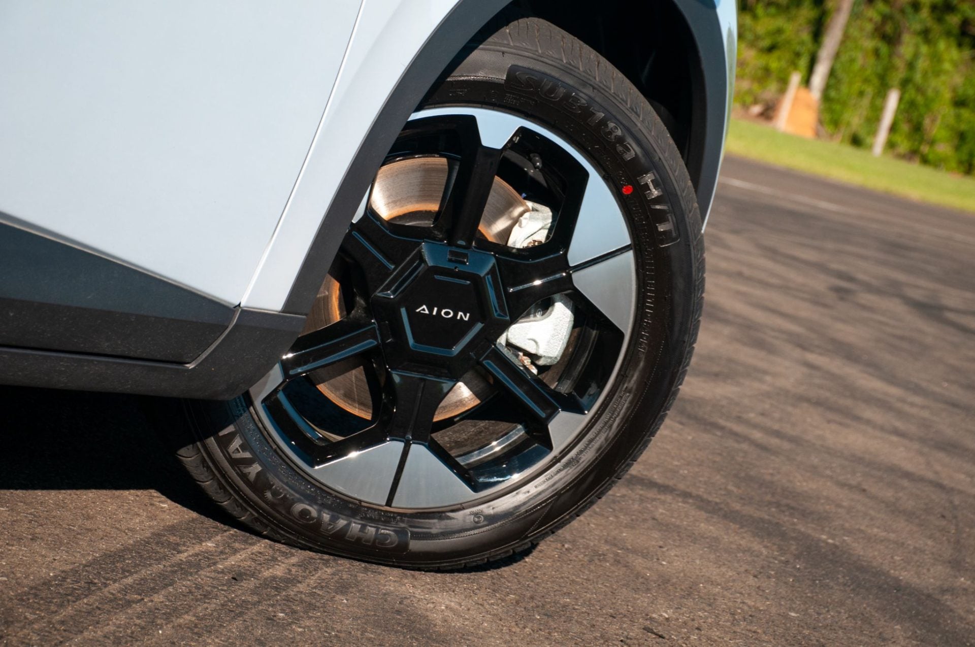GAC Aion UT Premium branco roda