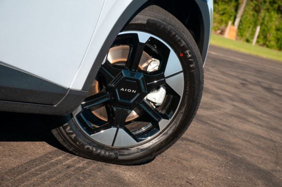 GAC Aion UT Premium branco roda