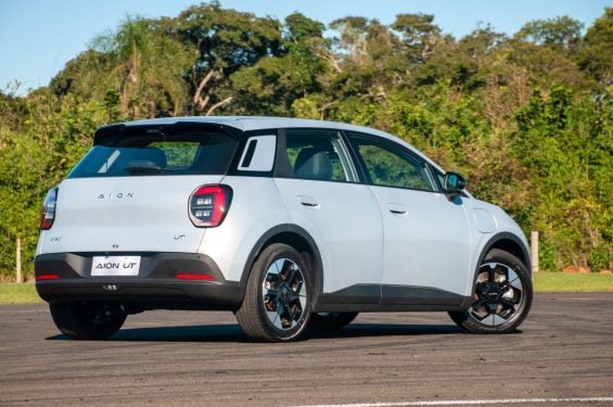 GAC Aion UT Premium branco traseira