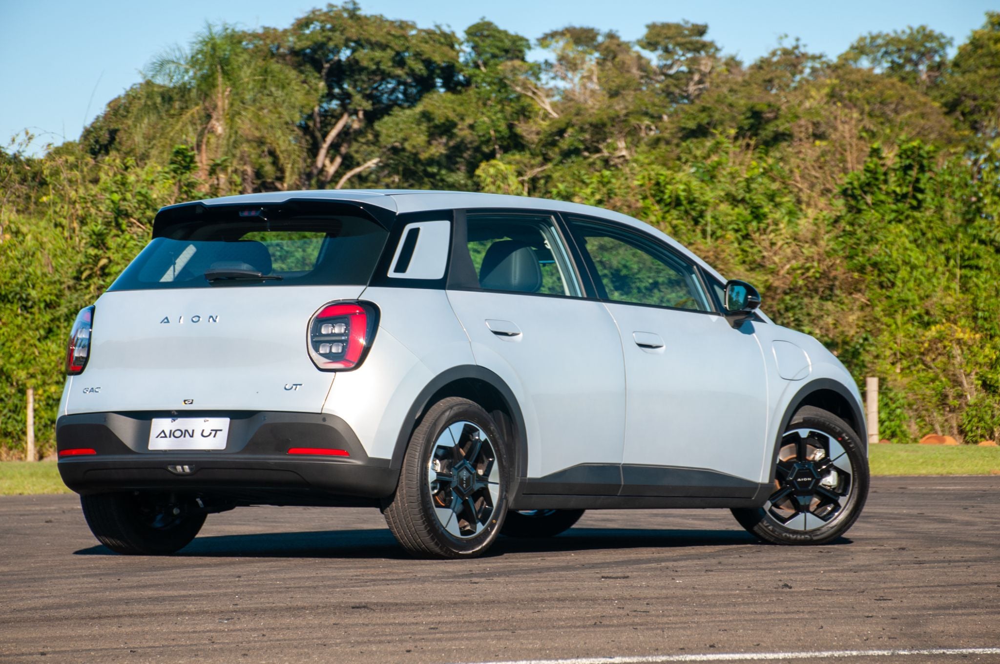GAC Aion UT Premium branco traseira