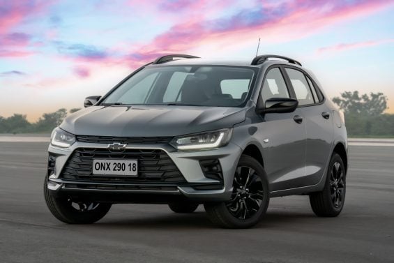 Chevrolet Onix Activ 2027 cinza frente parado