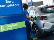 Chevrolet Onix Eco 2027 prata abastecendo etanol (2)