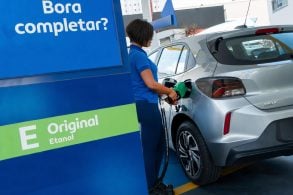 Chevrolet Onix Eco 2027 prata abastecendo etanol (2)