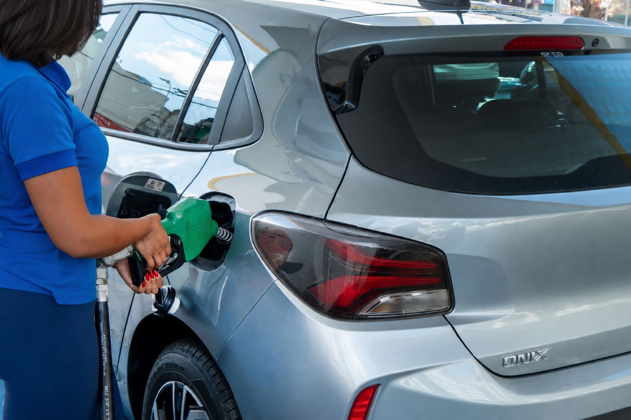 Chevrolet Onix Eco 2027 prata abastecendo etanol Chevrolet Onix Eco 2027 prata abastecendo etanol