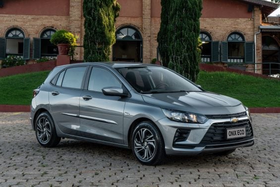 Chevrolet Onix Eco 2027 prata frente parado