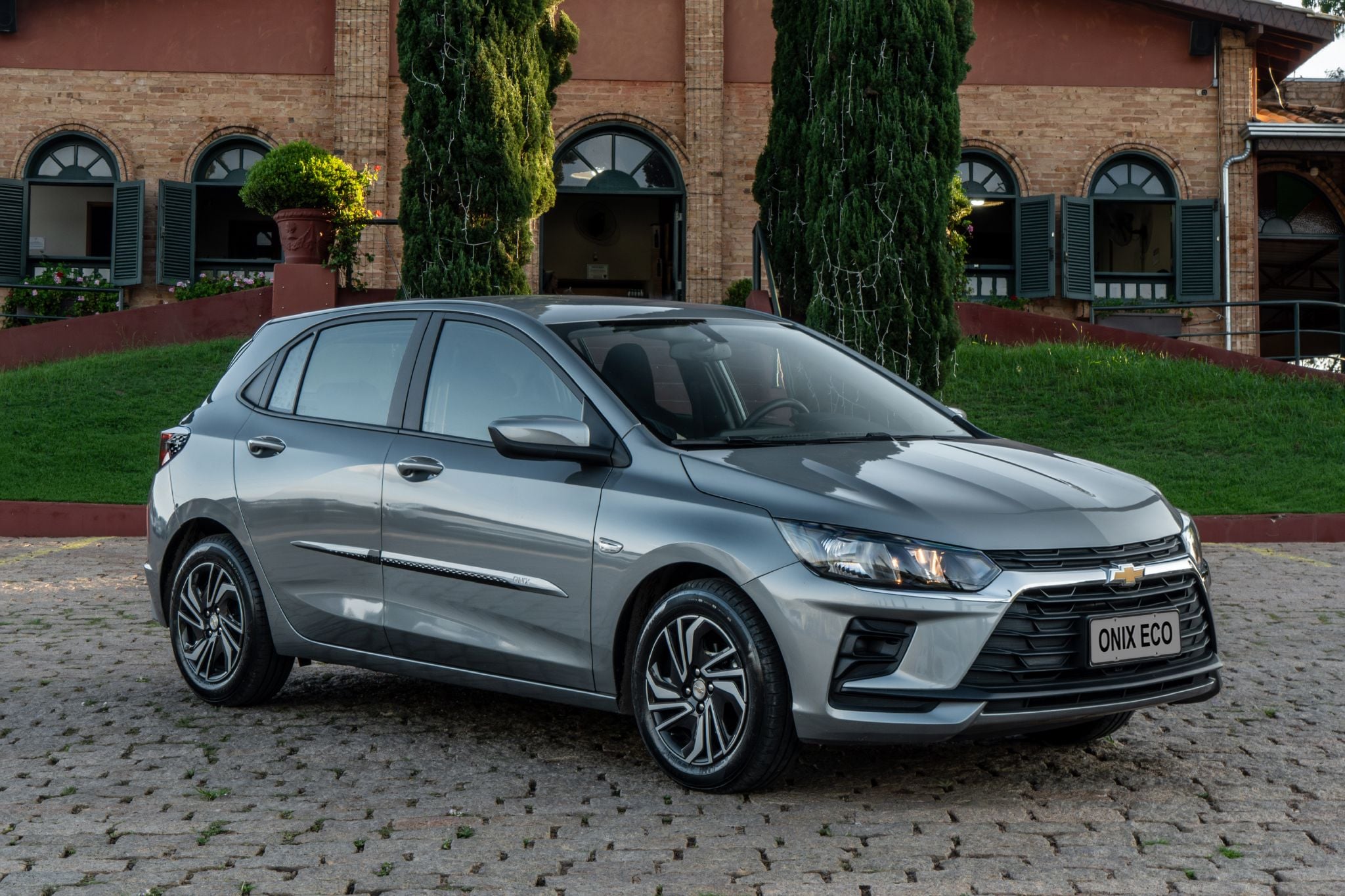 Chevrolet Onix Eco 2027 prata frente parado