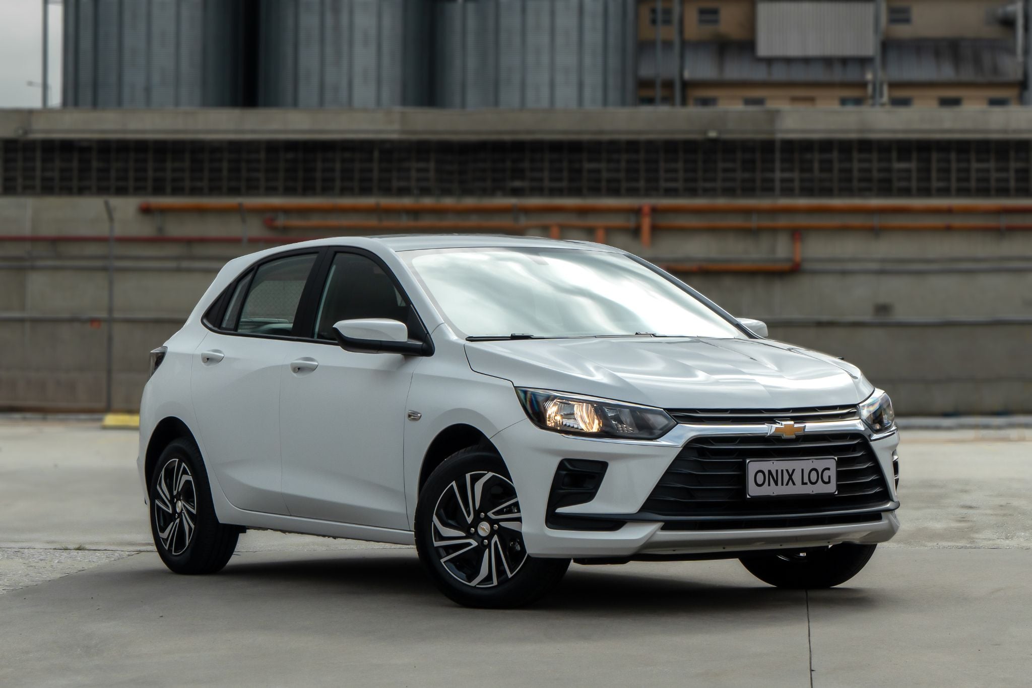 Chevrolet Onix Log 2027 branco frente parado
