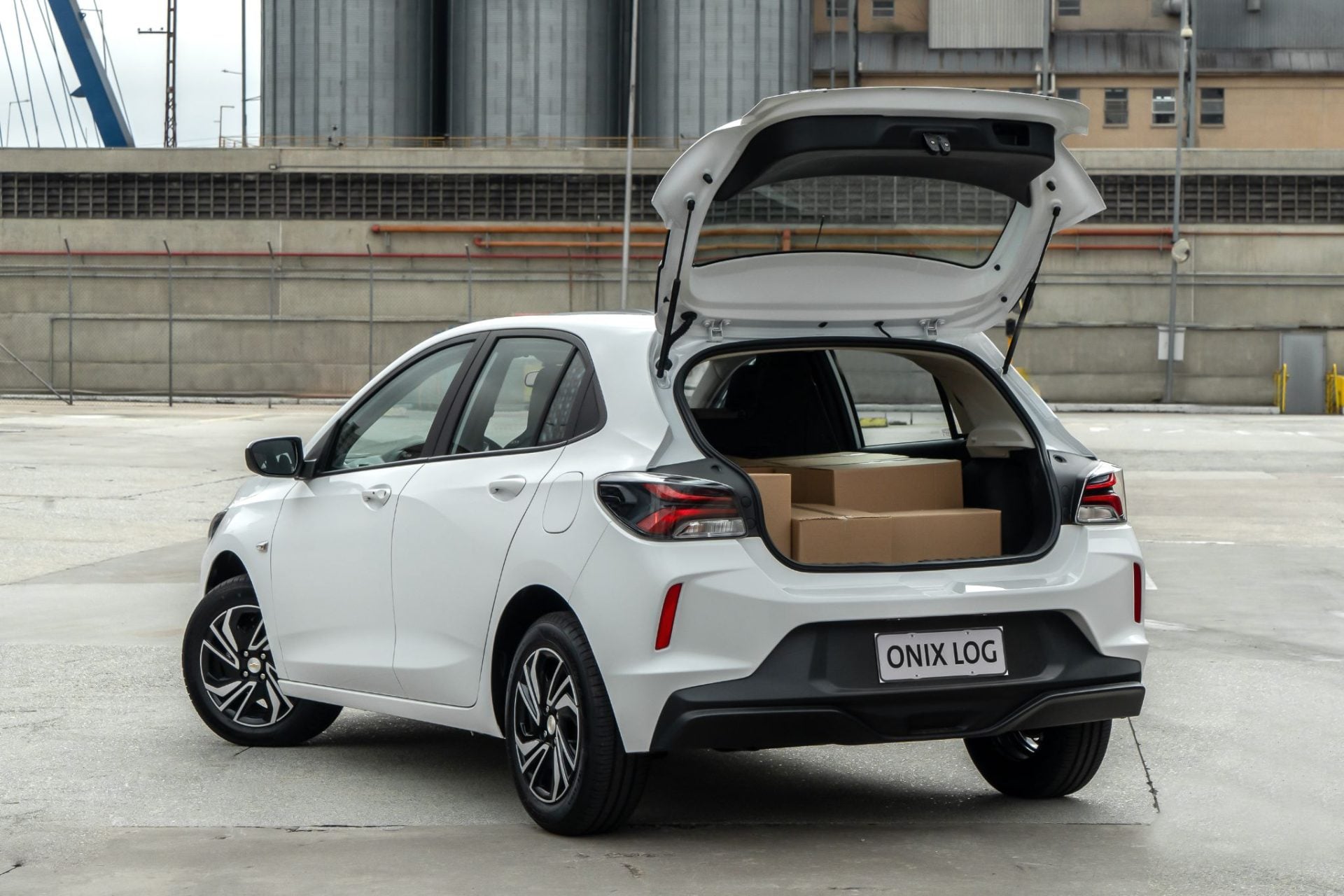 Chevrolet Onix Log 2027 branco traseira porta malas aberto