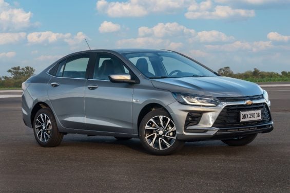 Chevrolet Onix Plus Premier 2027 prata frente parado