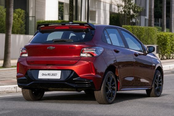 Chevrolet Onix RS 2027 vermelho traseira parado