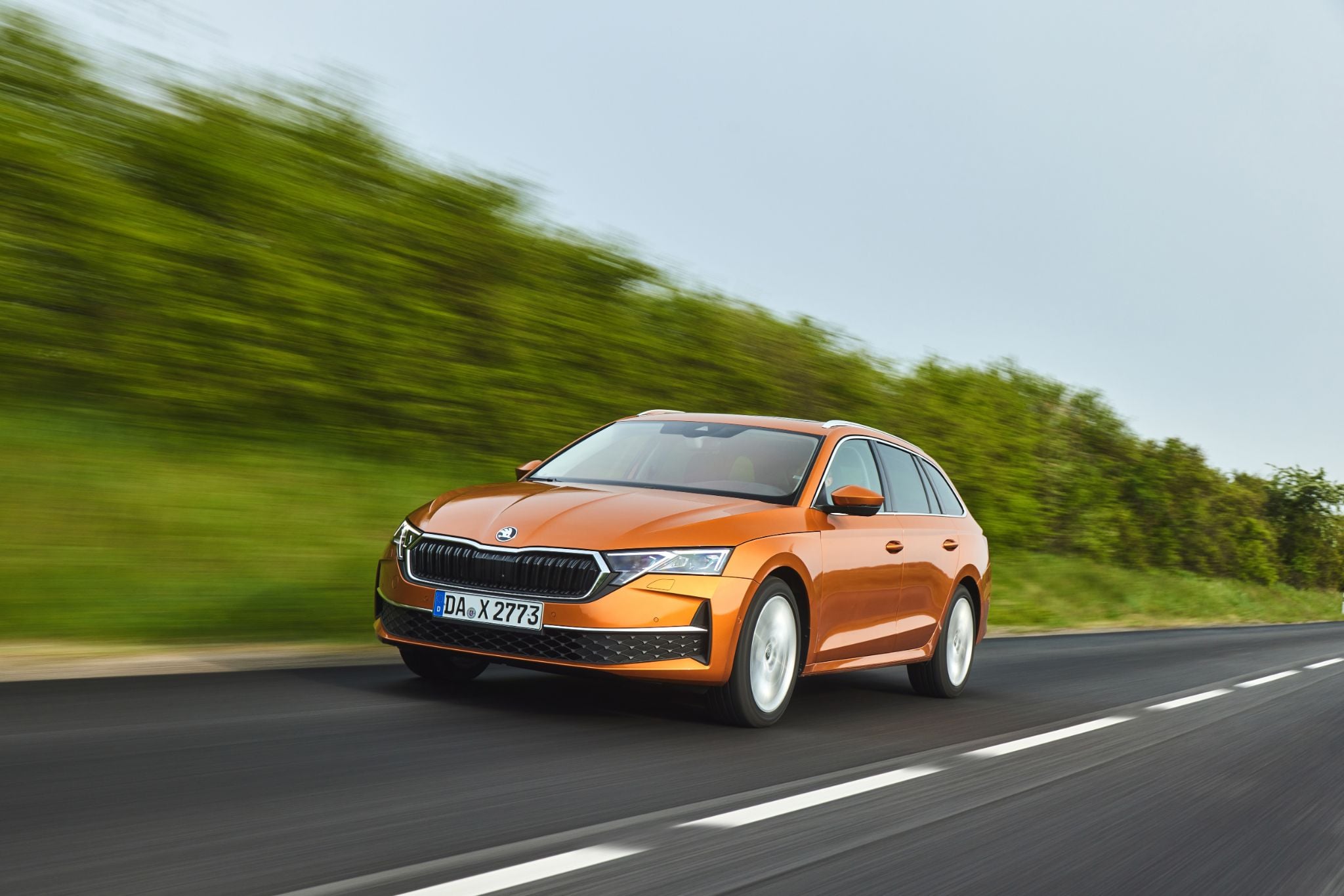 skoda octavia combi laranja frente em movimento