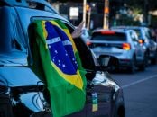 bandeira do brasil no vidro traseiro do carro igor constantino unsplash