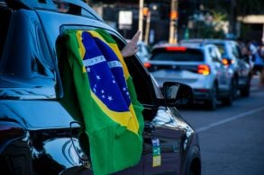 bandeira do brasil no vidro traseiro do carro igor constantino unsplash