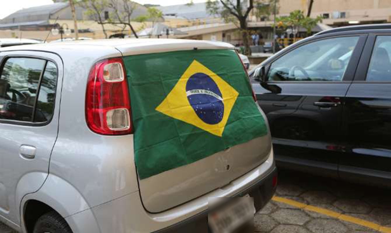 carro com bandeira do brasil no vidro traseiro