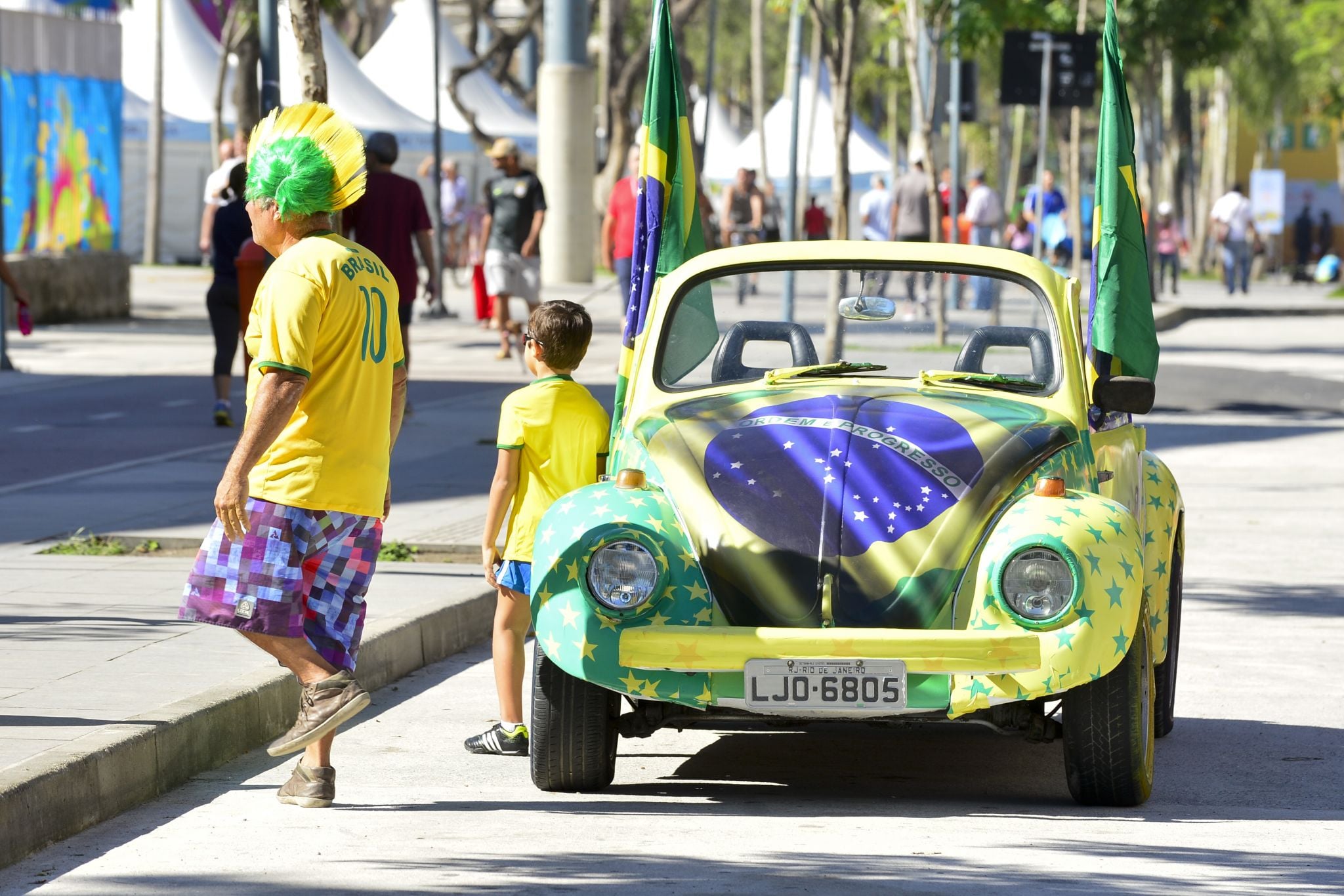 shutterstock fusca totalmente adesivado com decoração do Brasil