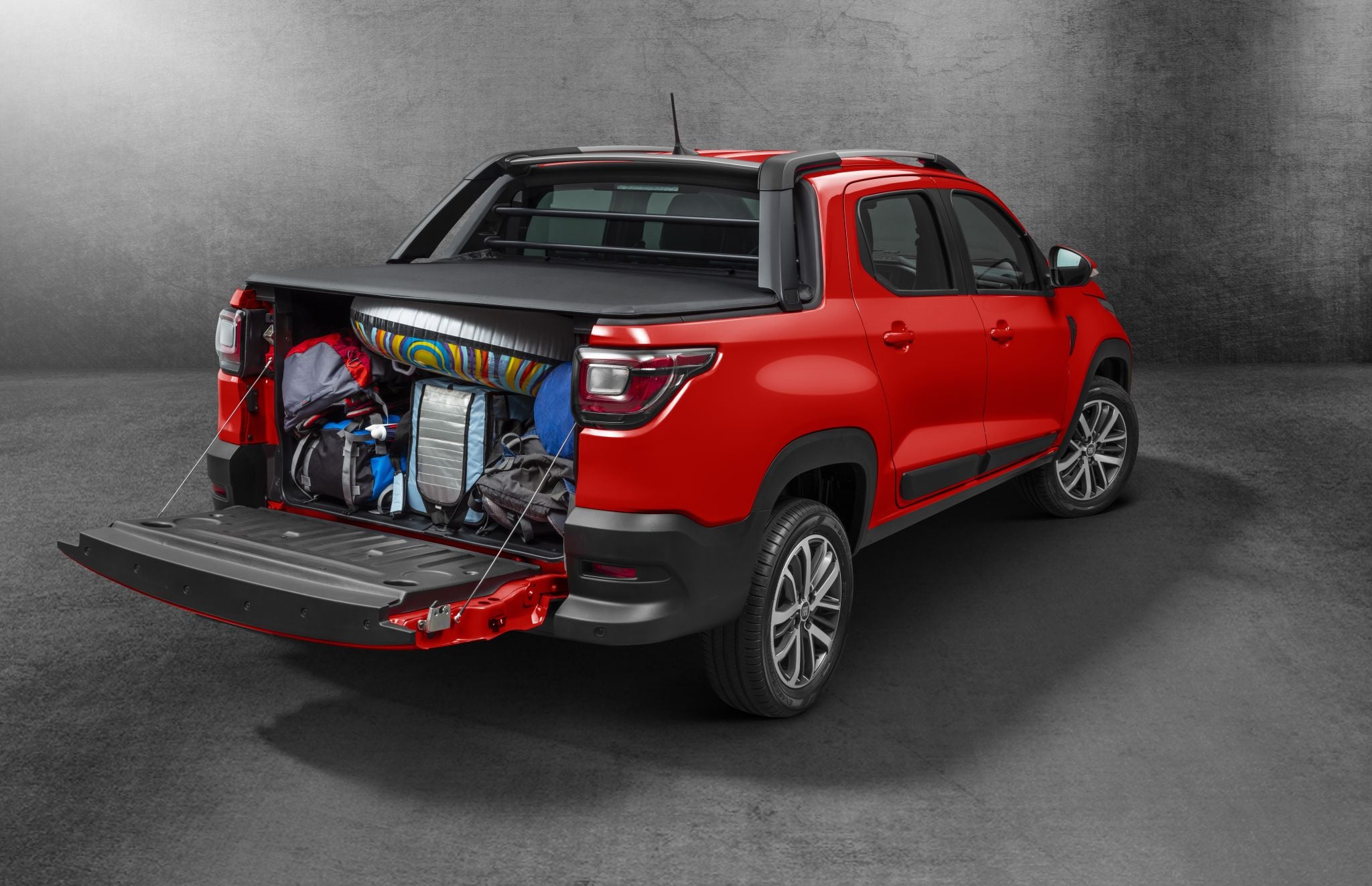 fiat strada volcano cabine dupla com caçamba carregada