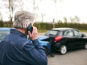 homem utiliza telefone após acidente batida de carro