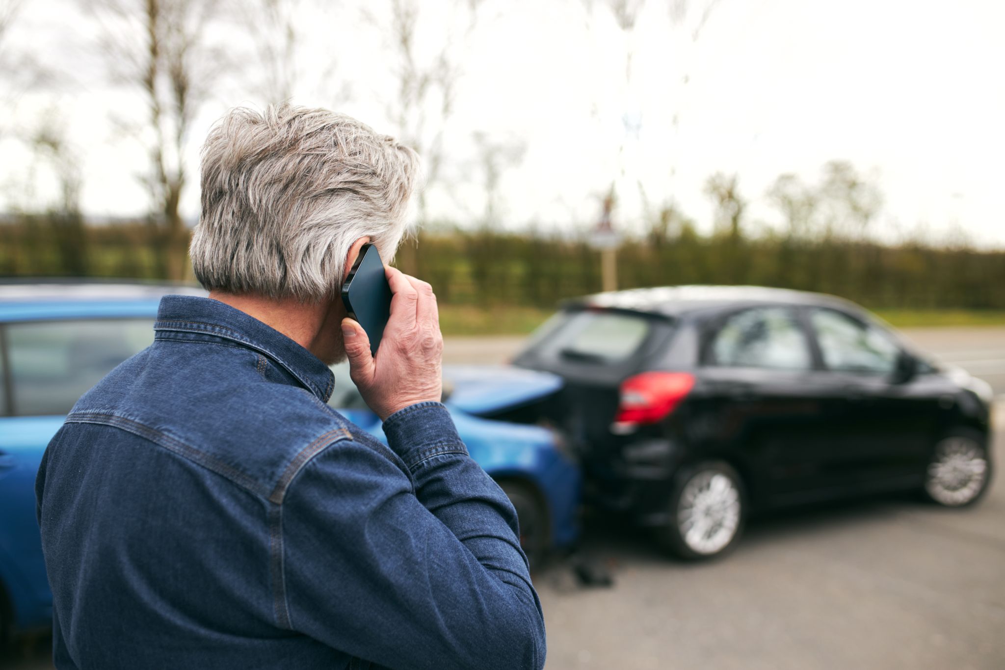 homem utiliza telefone após acidente batida de carro homem utiliza telefone após acidente batida de carro