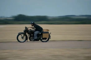 Jason Momoa e sua Harley Davidson híbrida