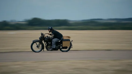 Ator Jason Momoa transforma Harley-Davidson centenárias em motos híbridas e elétricas