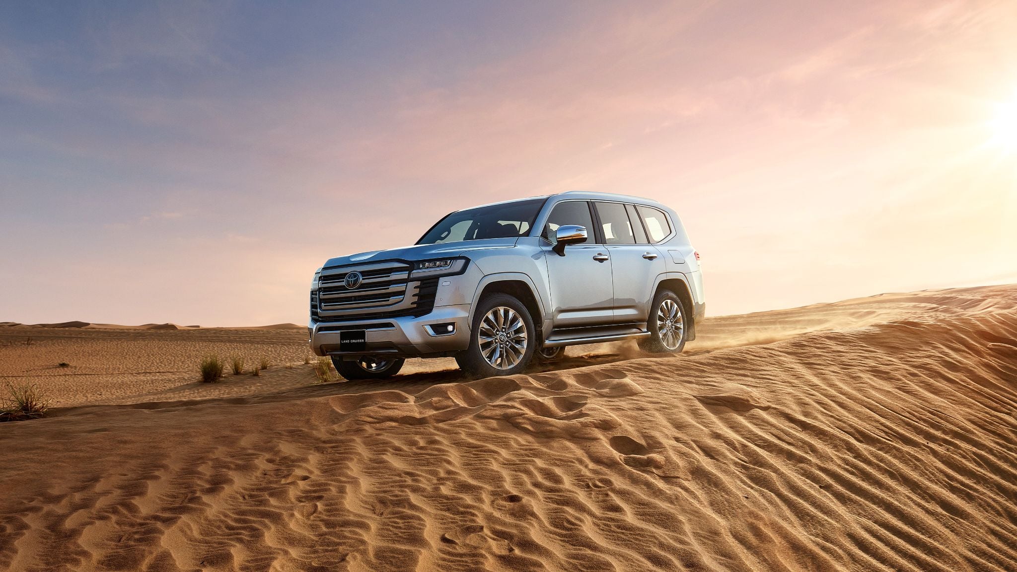 toyota land cruiser vx r frente parado na areia