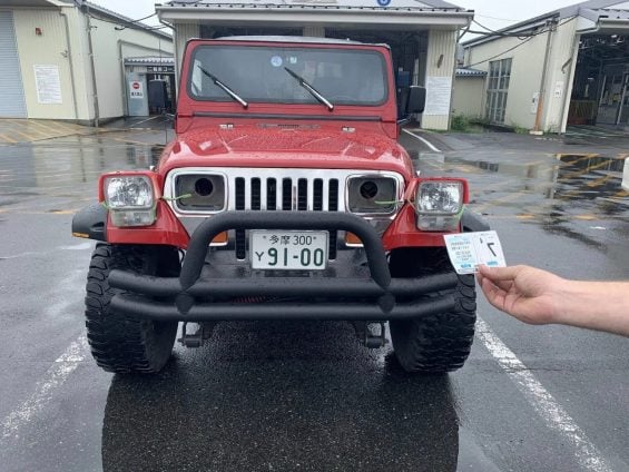 Militar usa papelão para aprovar Jeep em inspeção veicular