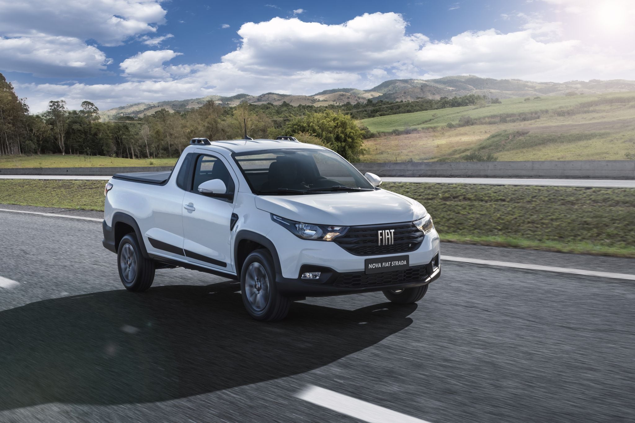 fiat strada freedom cabine plus branca frente em movimento